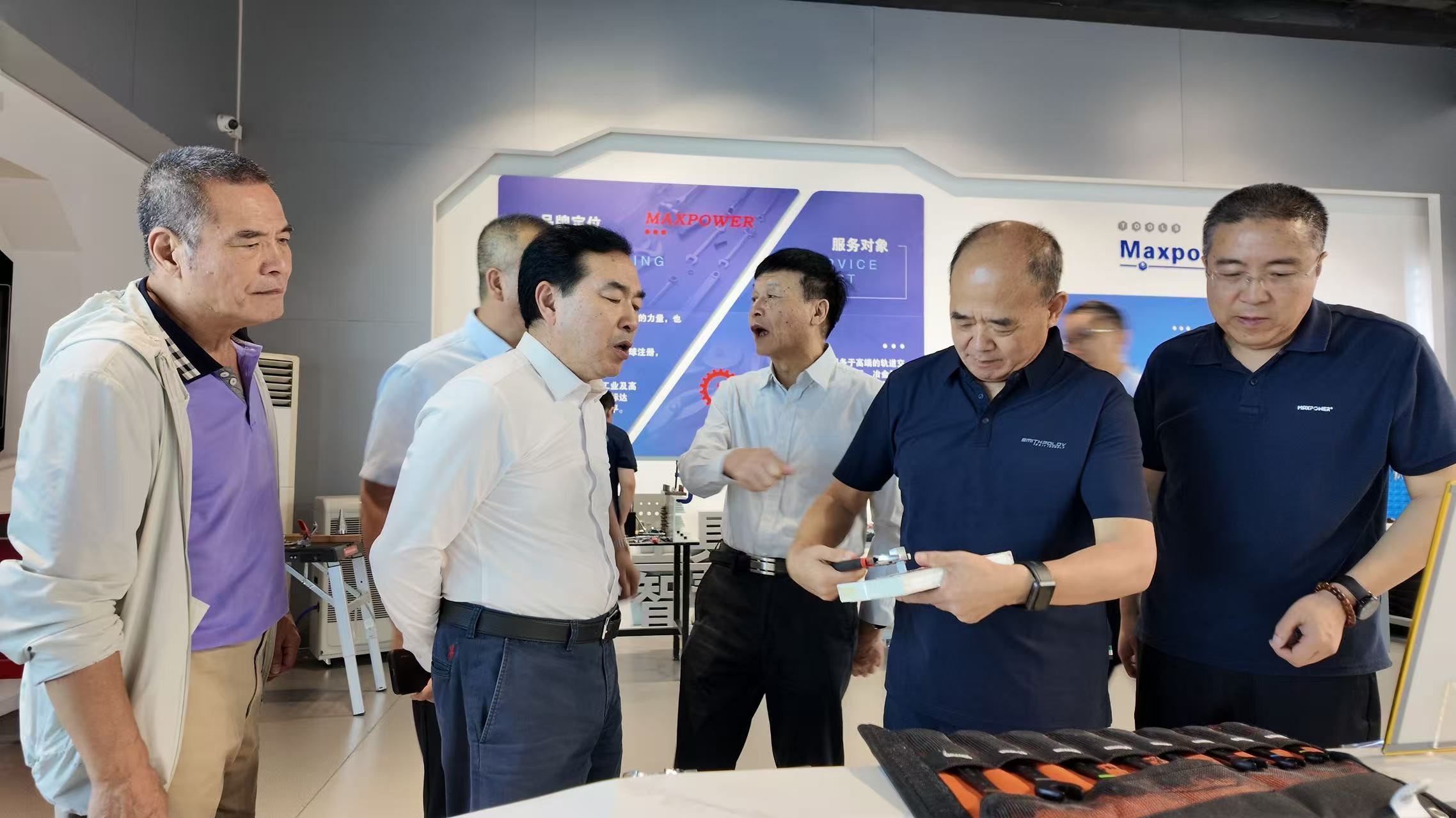 中國(guó)五金交電化工商業(yè)協(xié)會(huì)調(diào)研文登威力工具集團(tuán) 盛贊其行業(yè)標(biāo)桿作用(圖2) 22.jpg