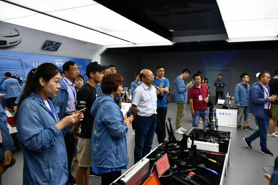 "全國百名主播、記者融媒體聯(lián)合采訪團”走進威力工具(圖2)