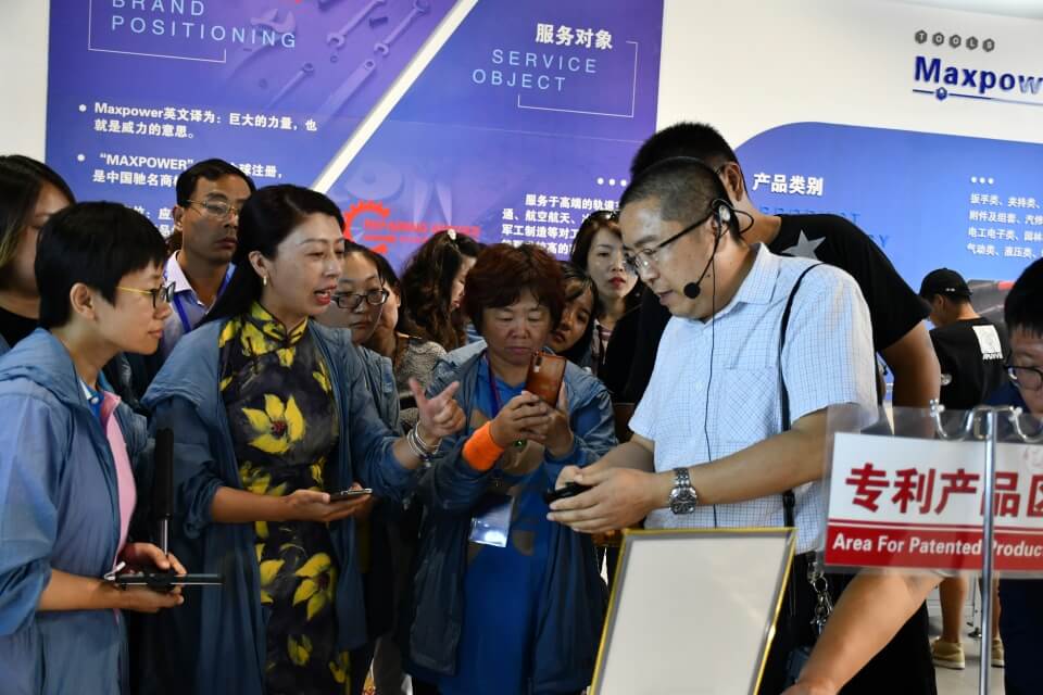 "全國百名主播、記者融媒體聯(lián)合采訪團”走進威力工具(圖4)