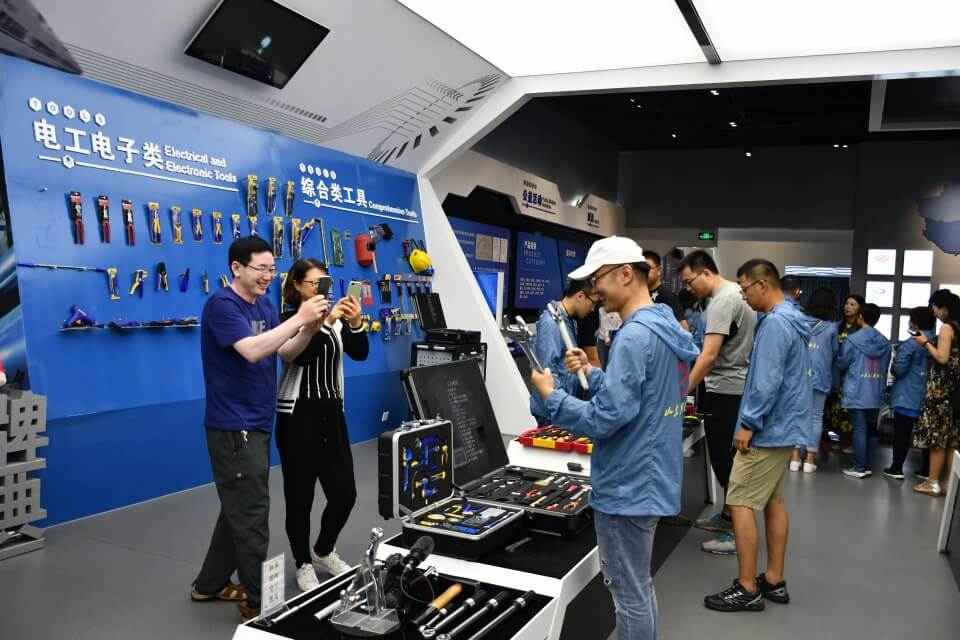 "全國百名主播、記者融媒體聯(lián)合采訪團”走進威力工具(圖8)