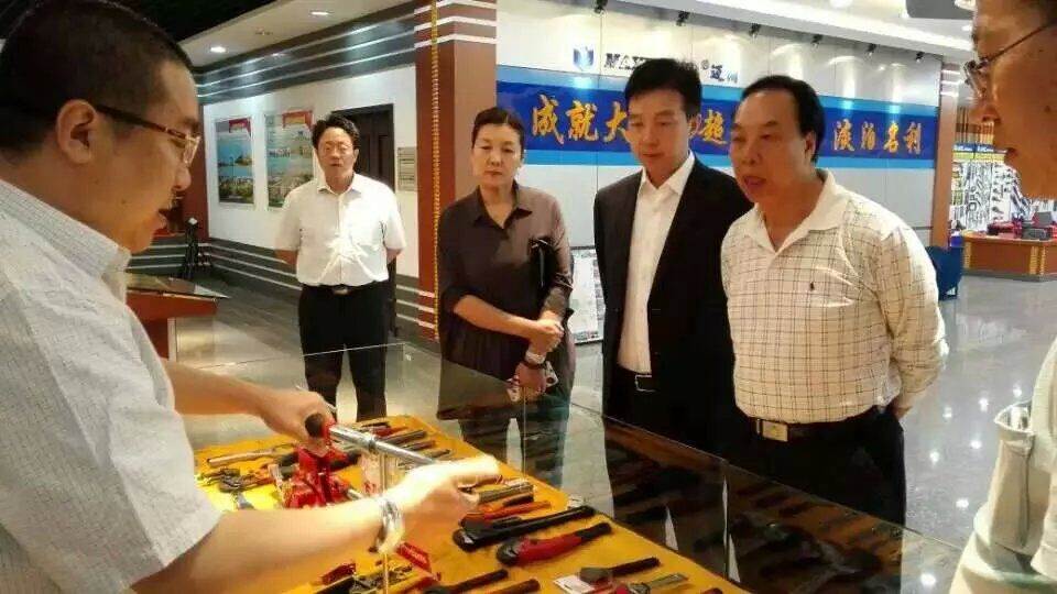 中國對外交流協(xié)會1.jpg 中企合作與國防交流委員會領(lǐng)導一行蒞臨威力工具集團調(diào)研(圖1)