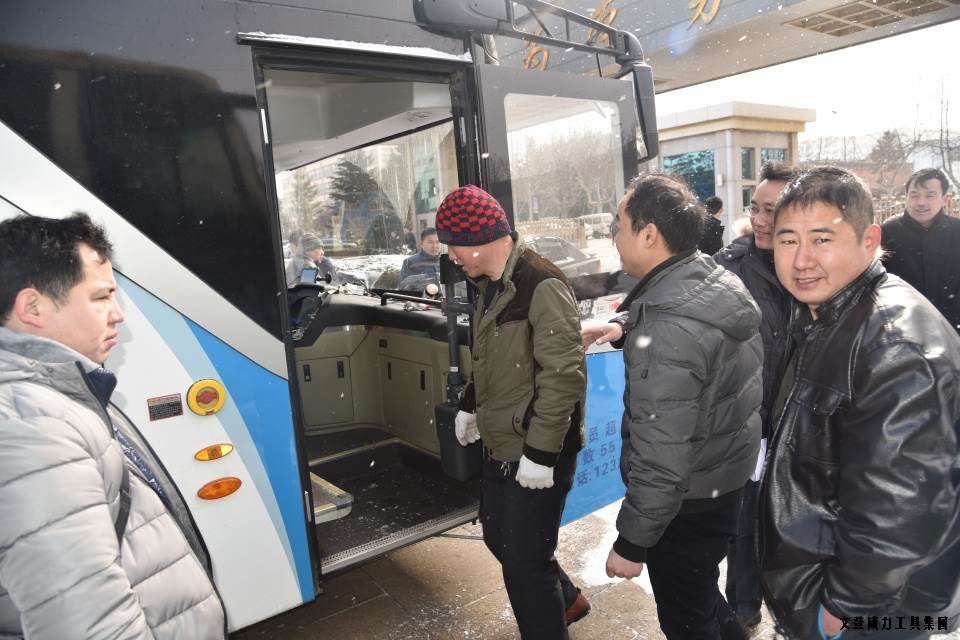 外地工回家_04.JPG 公司包車送職工 回家過(guò)年變輕松(圖2)