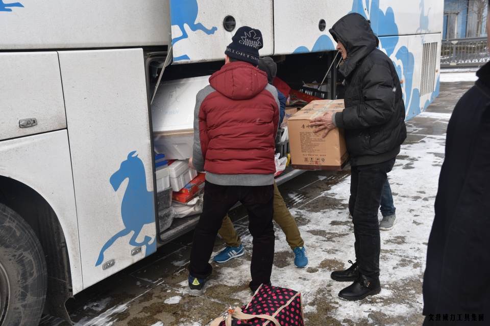 外地工回家_01.JPG 公司包車送職工 回家過(guò)年變輕松(圖3)