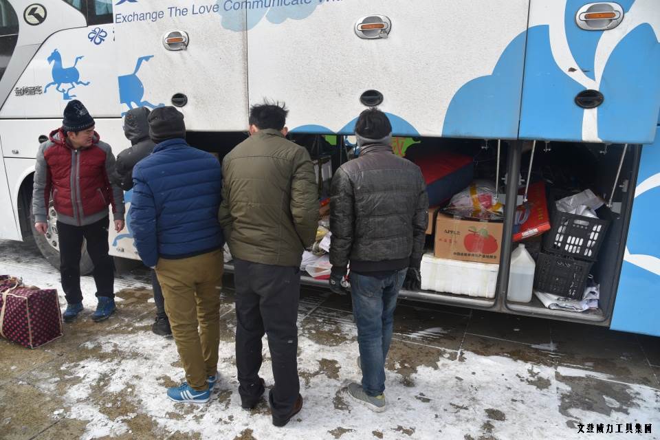 外地工回家_02.JPG 公司包車送職工 回家過(guò)年變輕松(圖4)