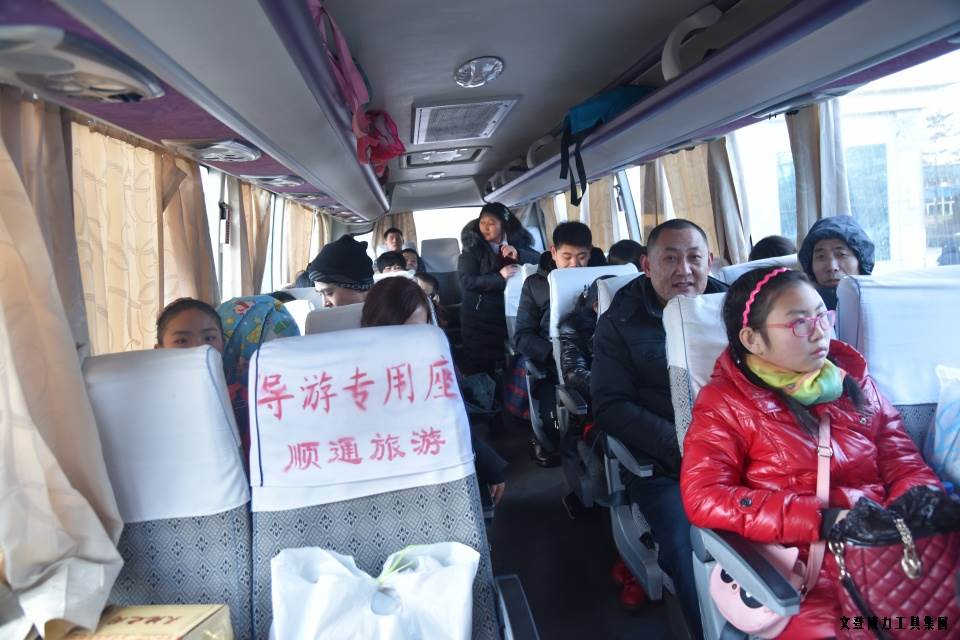 外地工回家_08.JPG 公司包車送職工 回家過(guò)年變輕松(圖7)