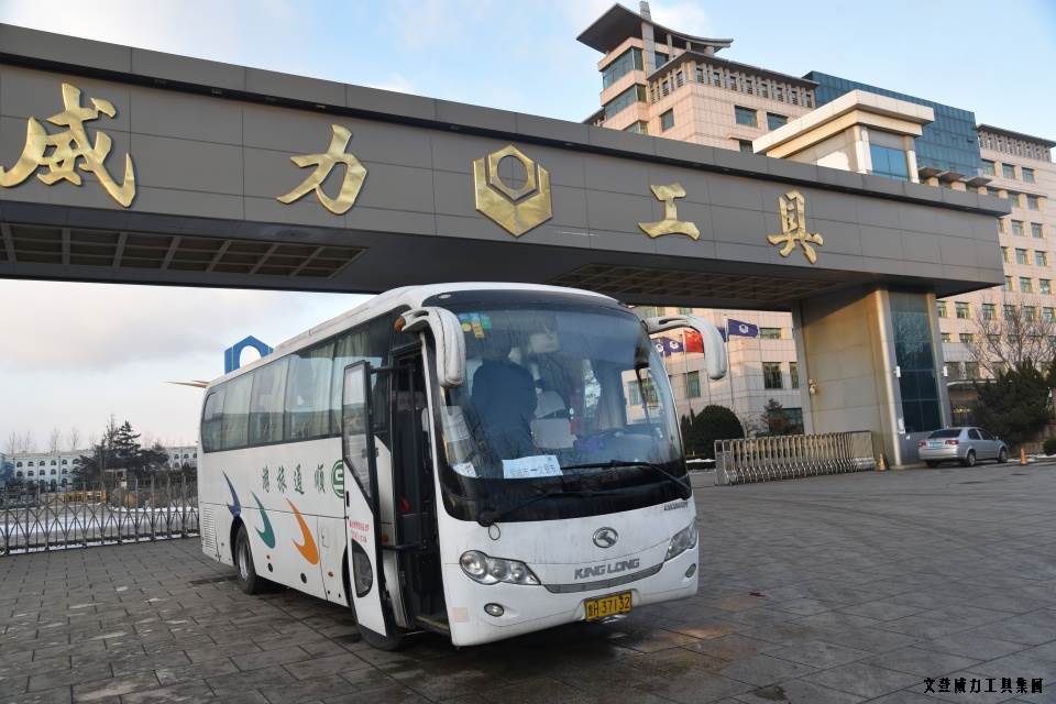 外地工回家_07.JPG 公司包車送職工 回家過(guò)年變輕松(圖9)